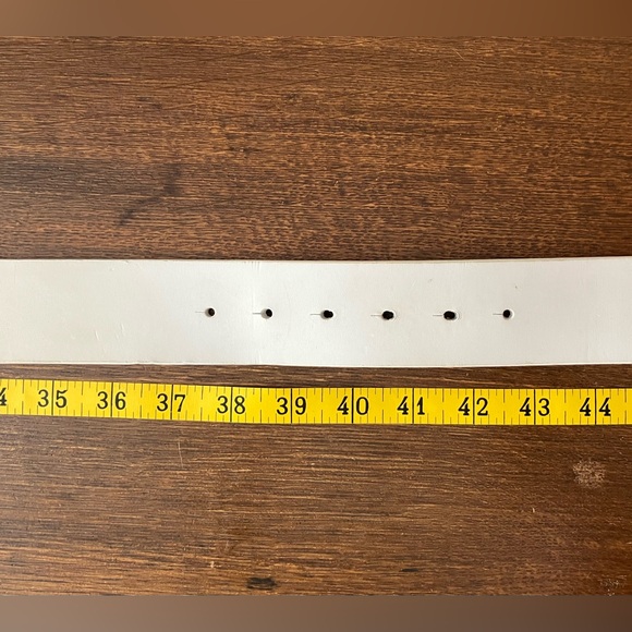 Puma White Leather Belt with Cream & Silver Enamel Logo Buckle - Picture 4 of 9